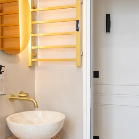 Lavishly Curated 1bd Apartmentclignancourt Parigi